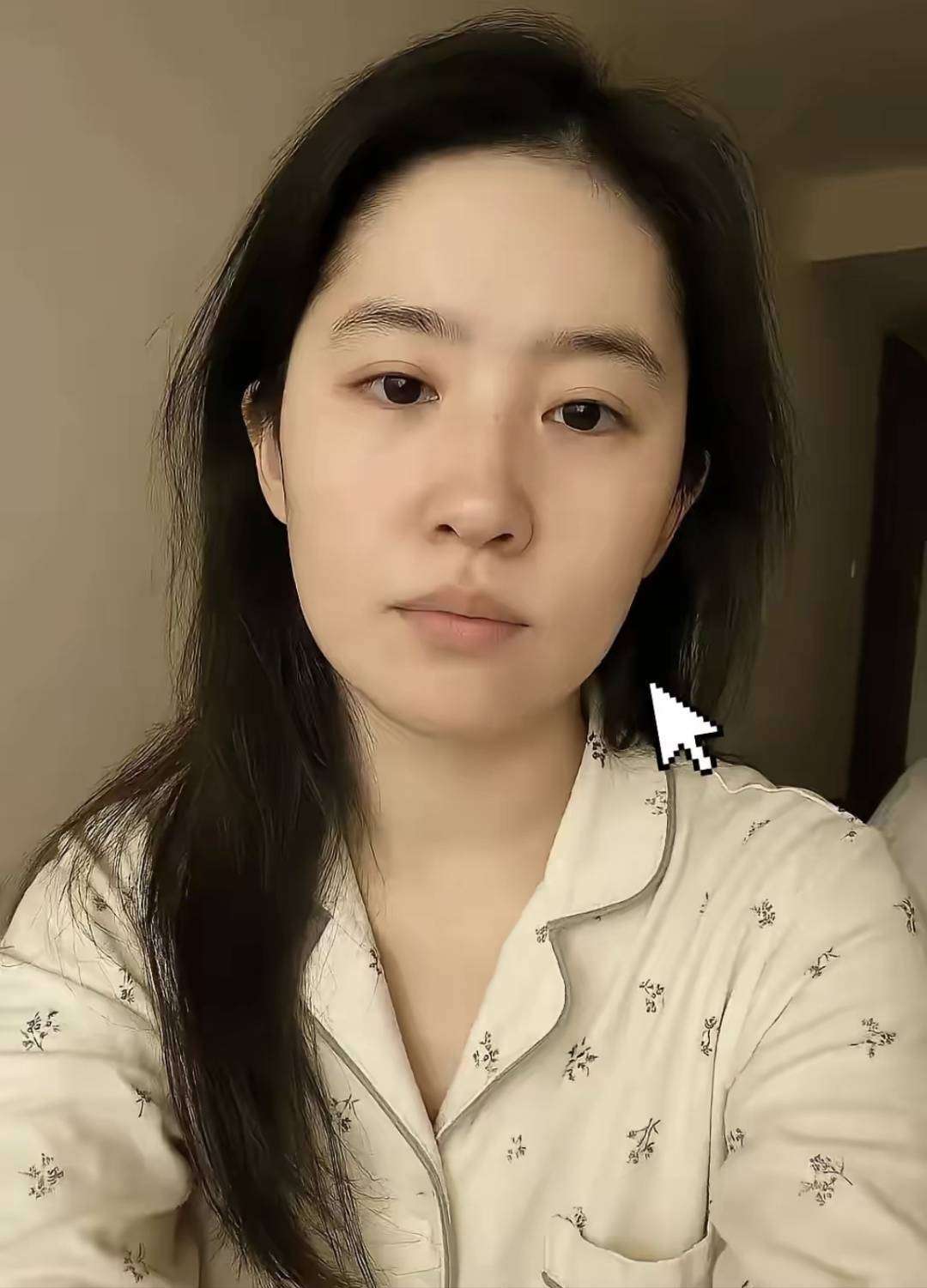 刘亦菲38岁素颜状态引热议!颈纹明显暴露年龄,网友:仙女人设崩塌
