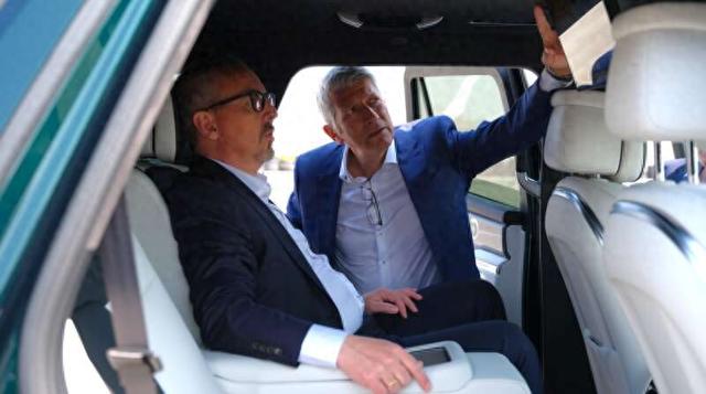 宝马集团负责研发的董事普斯特（左一）正在试乘坦克700车型，并与团队成员交流。长城汽车供图