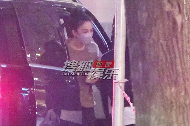 王菲俞飞鸿同车出行聚餐 梦幻同框如一对双生花_订阅