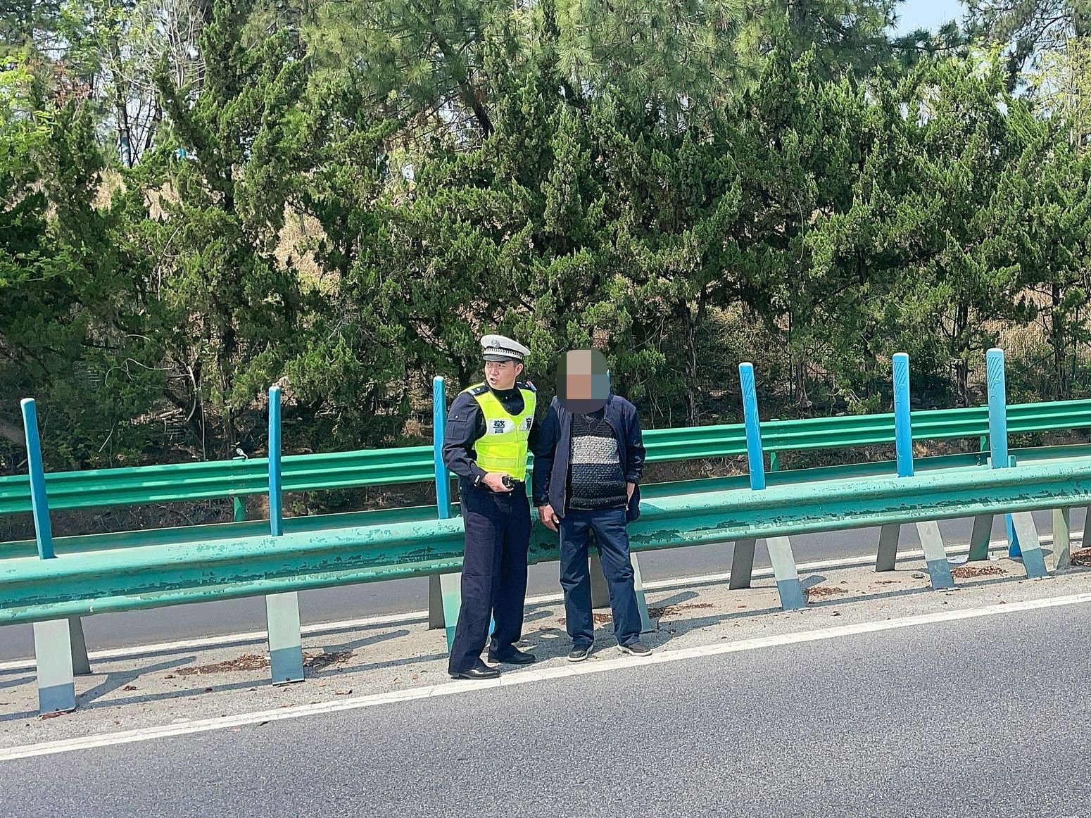 八旬爹爹误入高速，武汉黄陂交警暖心护送返程