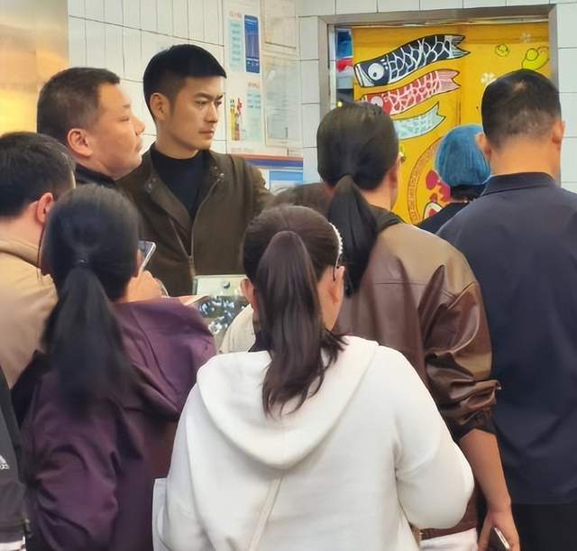 “烧饼帅哥”再次爆红，神似严屹宽，在长沙卖烧饼20年，从负债到成家生子