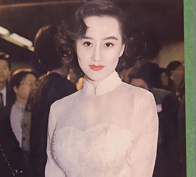 70年代，演员利智在西安兴庆公园和父亲、继母等，一张温馨的合影