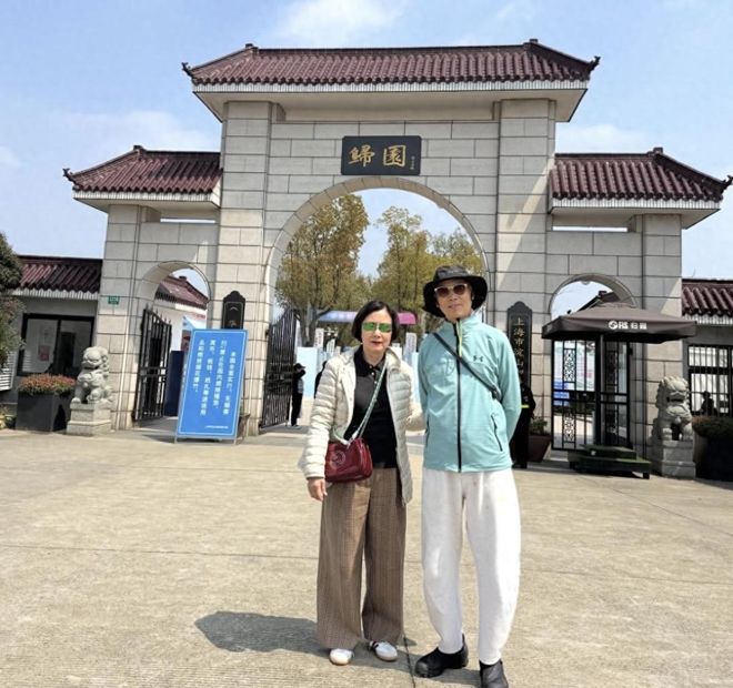 78岁汪明荃回上海老家探亲，带罗家英给祖父母扫墓，顺便踏青赏花