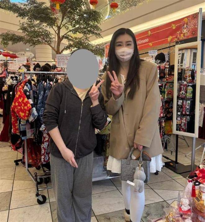 王祖贤商场逛街被偶遇：西装长发很有气质，与粉丝合影很温柔