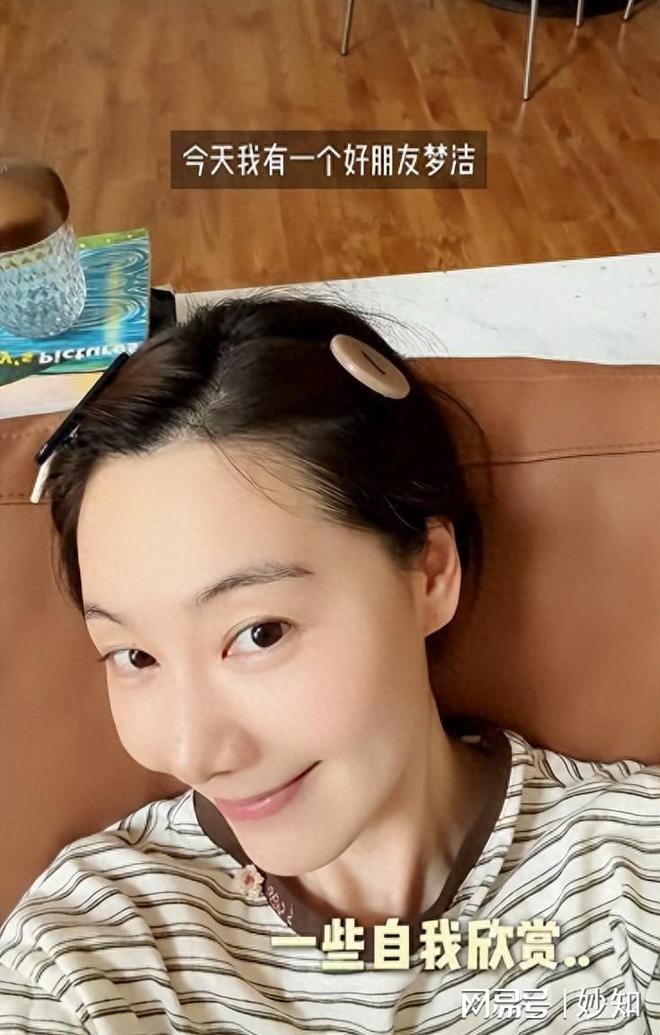 王冠夫妇上海别墅请客，老公手上纹身有深意，柳梦洁女儿正脸混血