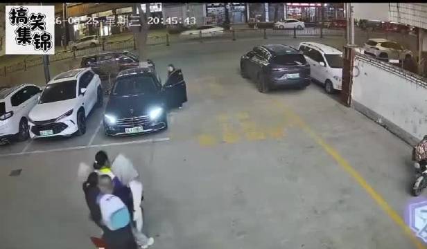 奔驰撞墙我没笑，电动车一家三口又回来看热闹我是真没忍住