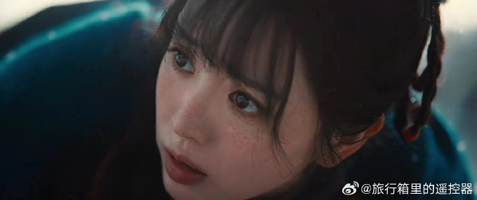 田曦薇的“不完美”美学和暴露妆容细节的态度在当下美妆趋势中代表了什么新方向？