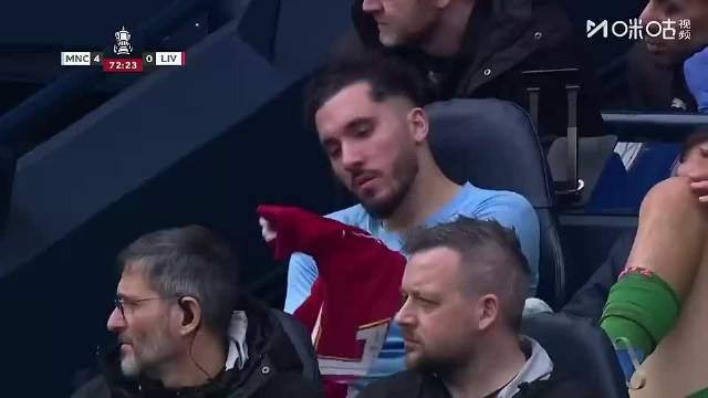 谢尔基被换下后，竟穿上埃基蒂克球衣，经提醒后迅速脱下