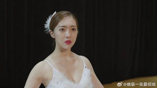 校花恋爱脑上头，为了男友考试都偷懒，结果被逮正着