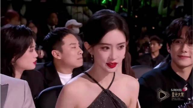 孟子义大大方方！包臀裙尽显身材，小林嘴角比AK都难压丨星光大赏