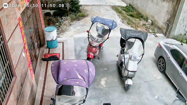 装这样的电动车雨棚是犯法的，害人害己，在我们这个见一个拆一个