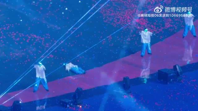 张杰演唱会机器人罢工躺平引全场爆笑