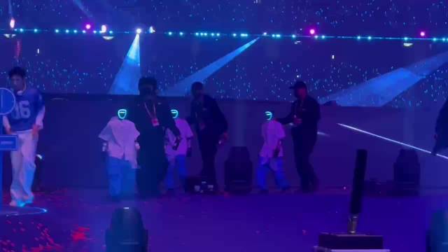 张杰鸟巢演唱会机器人舞团演小品蹦迪躺平引热议