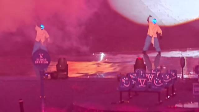 张杰演唱会机器人小品演绎打工人日常