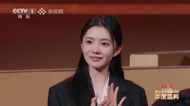 刘浩存不愧是张艺谋都夸赞的女演员！即使素颜出席，依然是最亮眼的存在