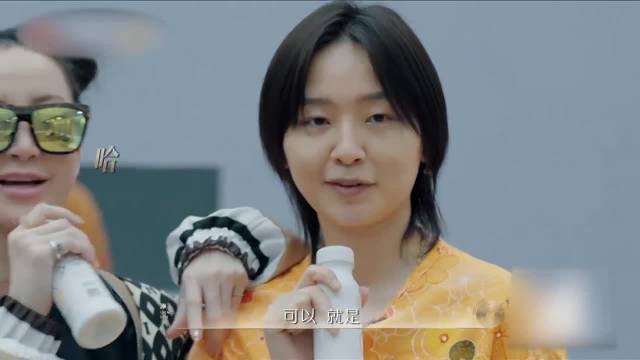 李玟还有调皮一面，竟对周笔畅抛媚眼，笔笔尴尬闪躲