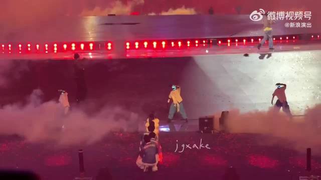 张杰演唱会机器人也太搞笑了，动作失误还被工作人员拎走，妥妥演唱会显眼包