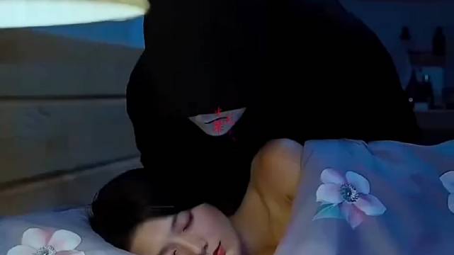 女人洗完澡半夜却被黑衣人迷晕