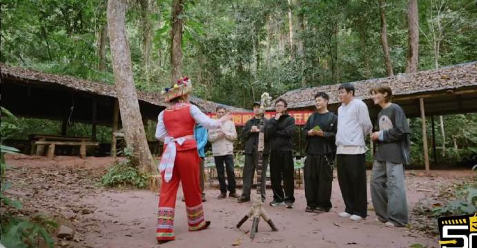 王勉沉默应对尴尬场面，鹿晗年龄引热议