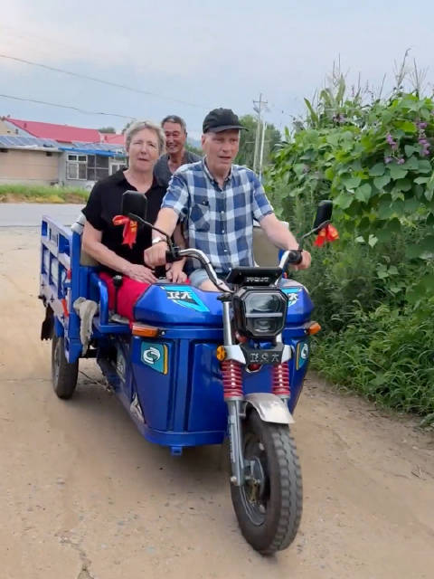 丹麦公公迷上中国三轮车，儿媳考虑购置