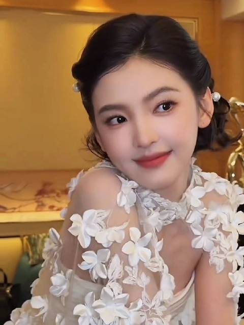 章若楠白茉莉薄纱造型回眸浅笑获赞花仙子