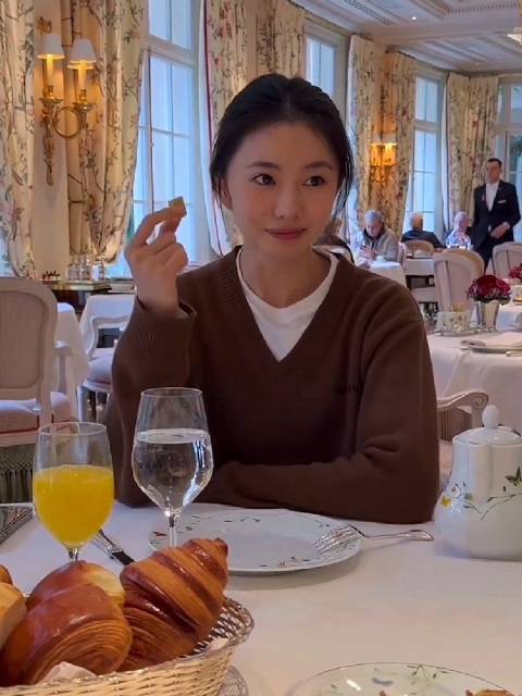 刘浩存素颜早餐照曝光，穿咖色卫衣笑容甜美