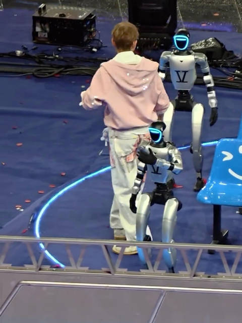 张杰鸟巢演唱会机器人演小品，摸鱼机器人引共鸣