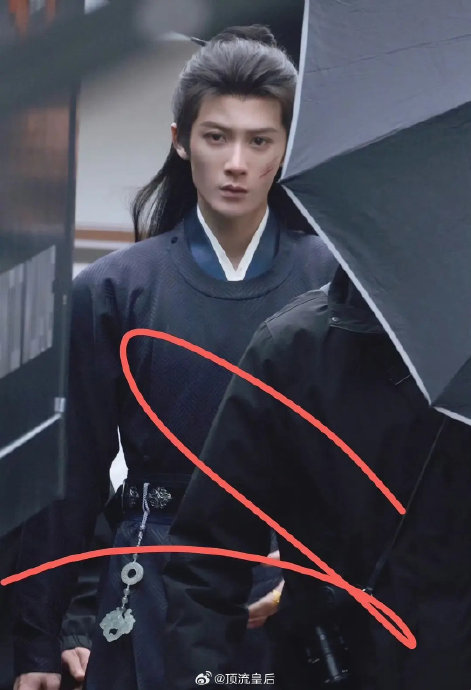 《何不同舟渡》中檀健次战损妆的路透图是什么样的？
