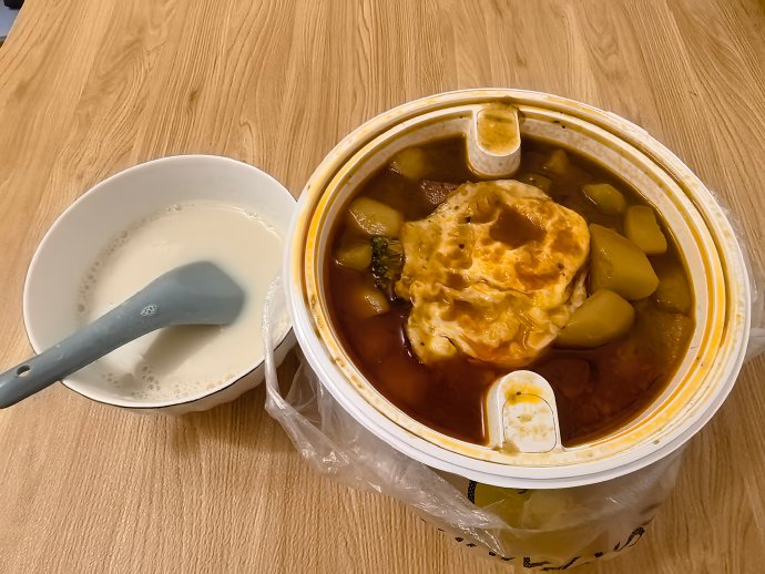 网友对章若楠“收工即健身”的行为有哪些不同的评价？