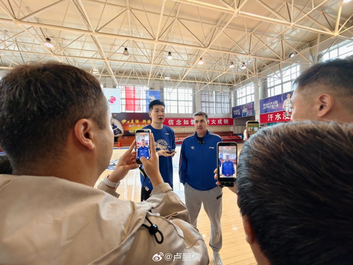 新外援哈维和布罗金顿的表现是否符合球队预期？
