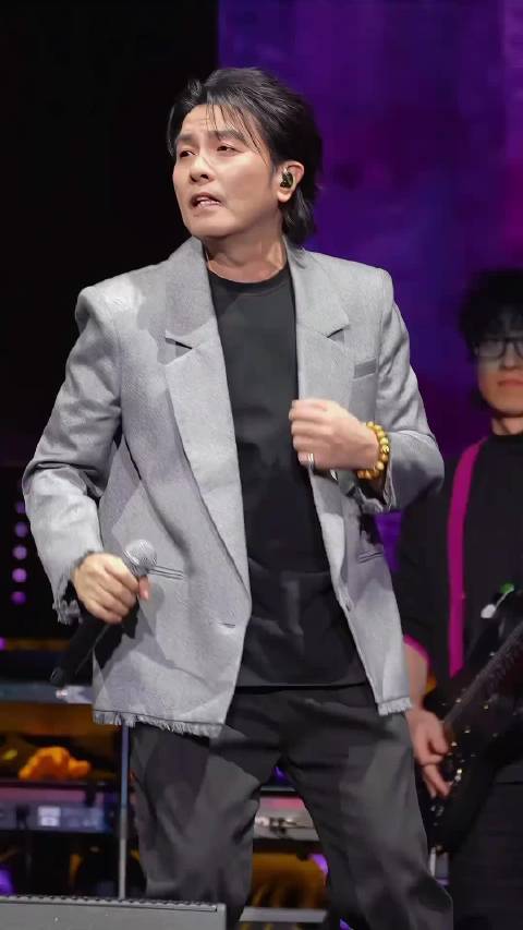 当年觉得阿杜和杨坤的声音很像，傻傻的分不清