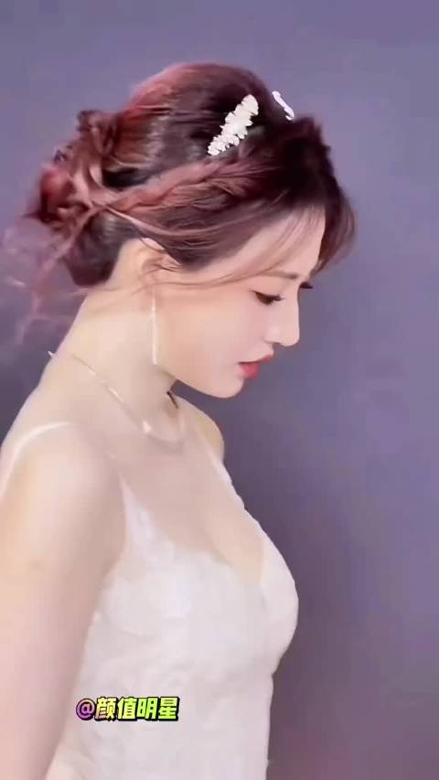 徐璐风姿绰约，妩媚中带着一份优雅，令人无法移开目光