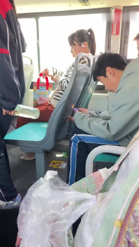 甘肃一学生公交车上烧毁座椅