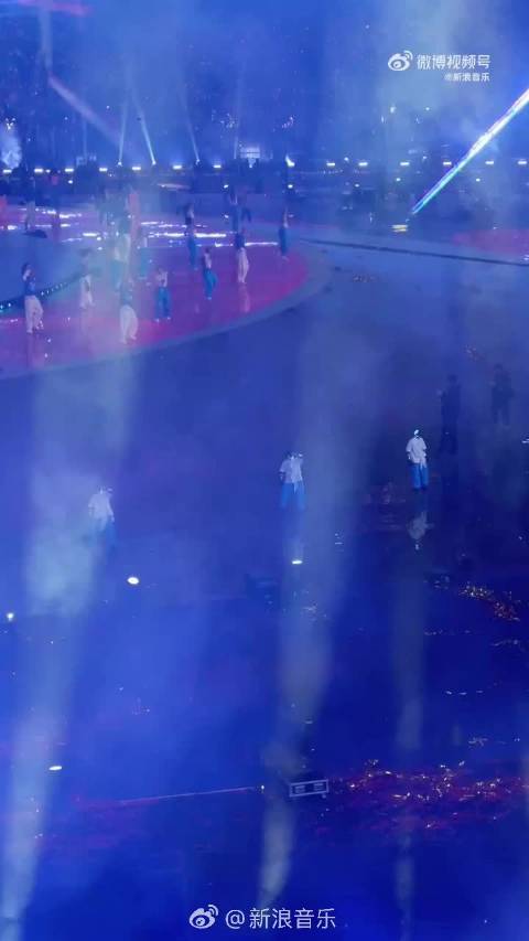 张杰鸟巢演唱会机器人表演上班日常引热议