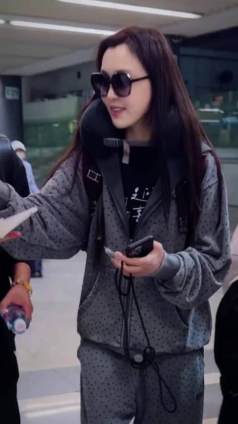 范玮琪初舞台后赴深圳开唱，明日长沙录一公