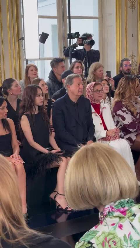 蔡依林和华伦天奴品牌老板坐一起看秀