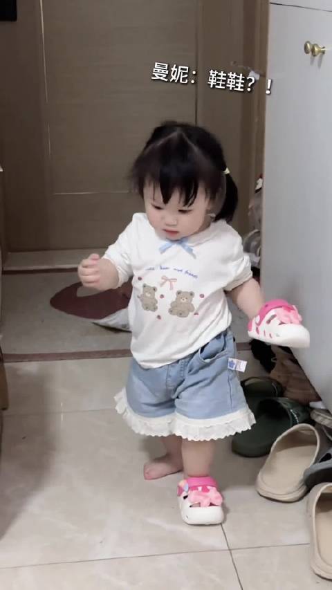 一岁半幼童学大人找手机萌翻网友