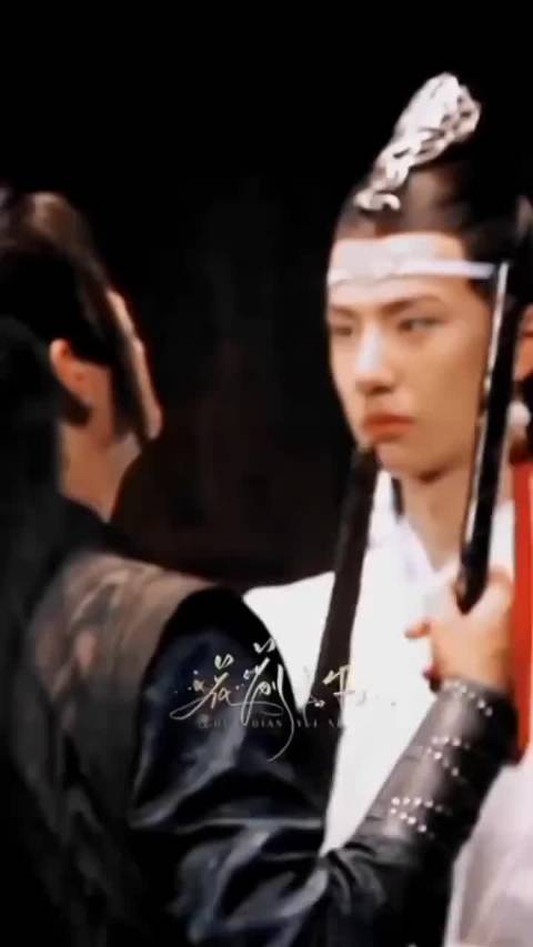 王啵痴迷的眼神啧啧啧，才注意到战战回头这一笑，妙～啊：“狗崽崽，拿捏”