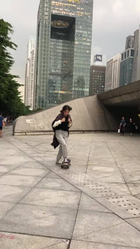 好抽象嘎哈哈哈哈哈哈哈哈老淇re璐璐的那段视频