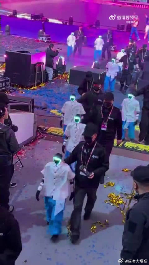 摸鱼被抓现场，直接被工作人员拎走