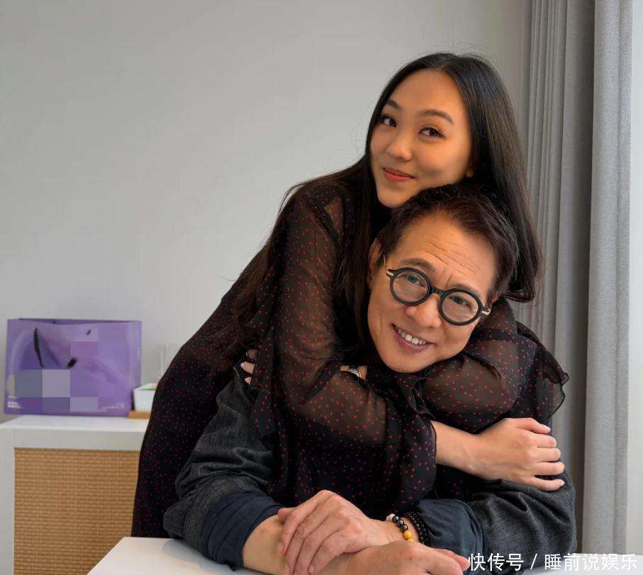 李连杰晒照片：称有家人陪伴很开心，与女儿比心合影很有趣