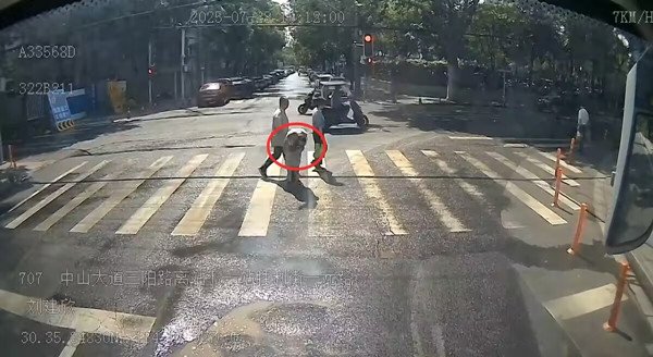 武汉公交集团--超暖!公交车停车礼让行人，小女孩鞠躬致谢
