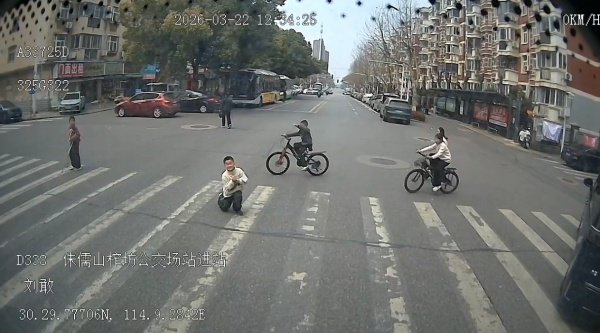 武汉公交集团--斑马线上的“定格”:D338路司机礼让行人，收获少年致谢