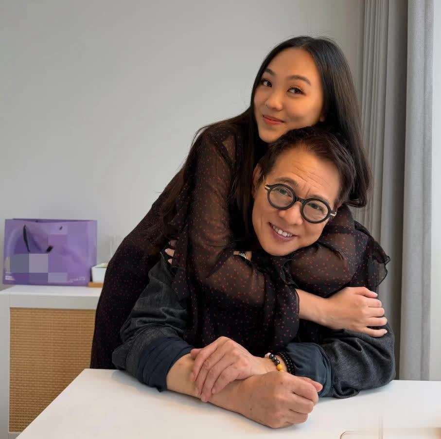 李连杰晒照称有家人陪伴超开心，与女儿比心合影超有趣