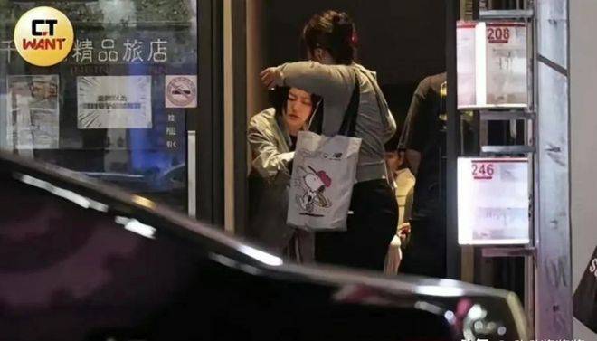 小S终于放下体面！醉酒后当街崩溃大哭，不回自家到范玮琪家过夜