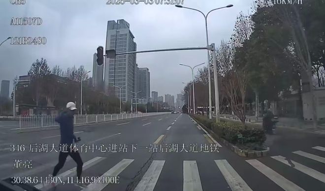 暖心互动！公交司机礼让行人获敬礼