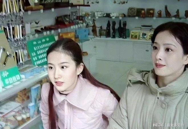 刘亦菲和母亲看起来像一对姐妹，说老实话，刘母更漂亮