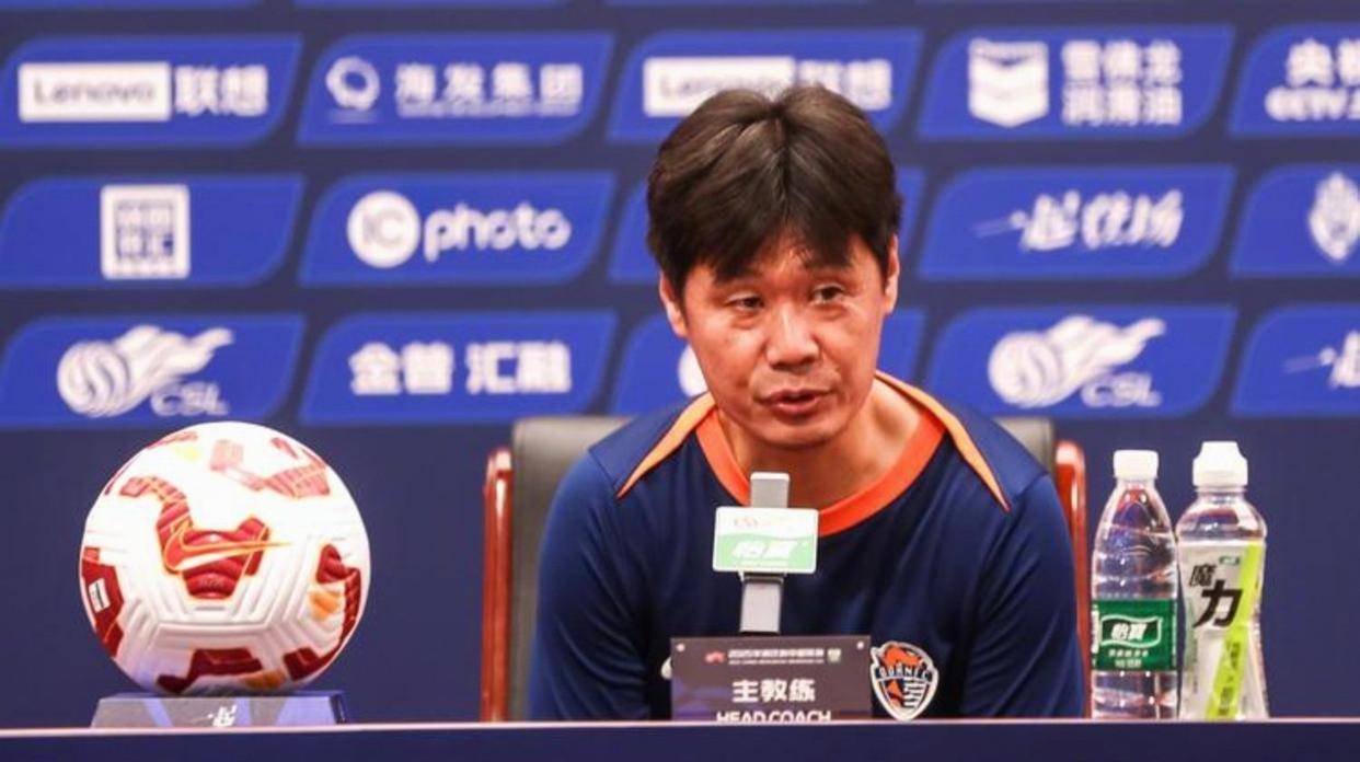 都说李霄鹏只会保级，我看是把人想简单了，他在乱象中稳守清白不沾浑水，保的不是球队级别，而是自己金饭碗和职业底线