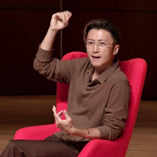 谢霆锋突然戴26年前定情手镯，与王菲的爱情信物珍藏多年从未丢弃