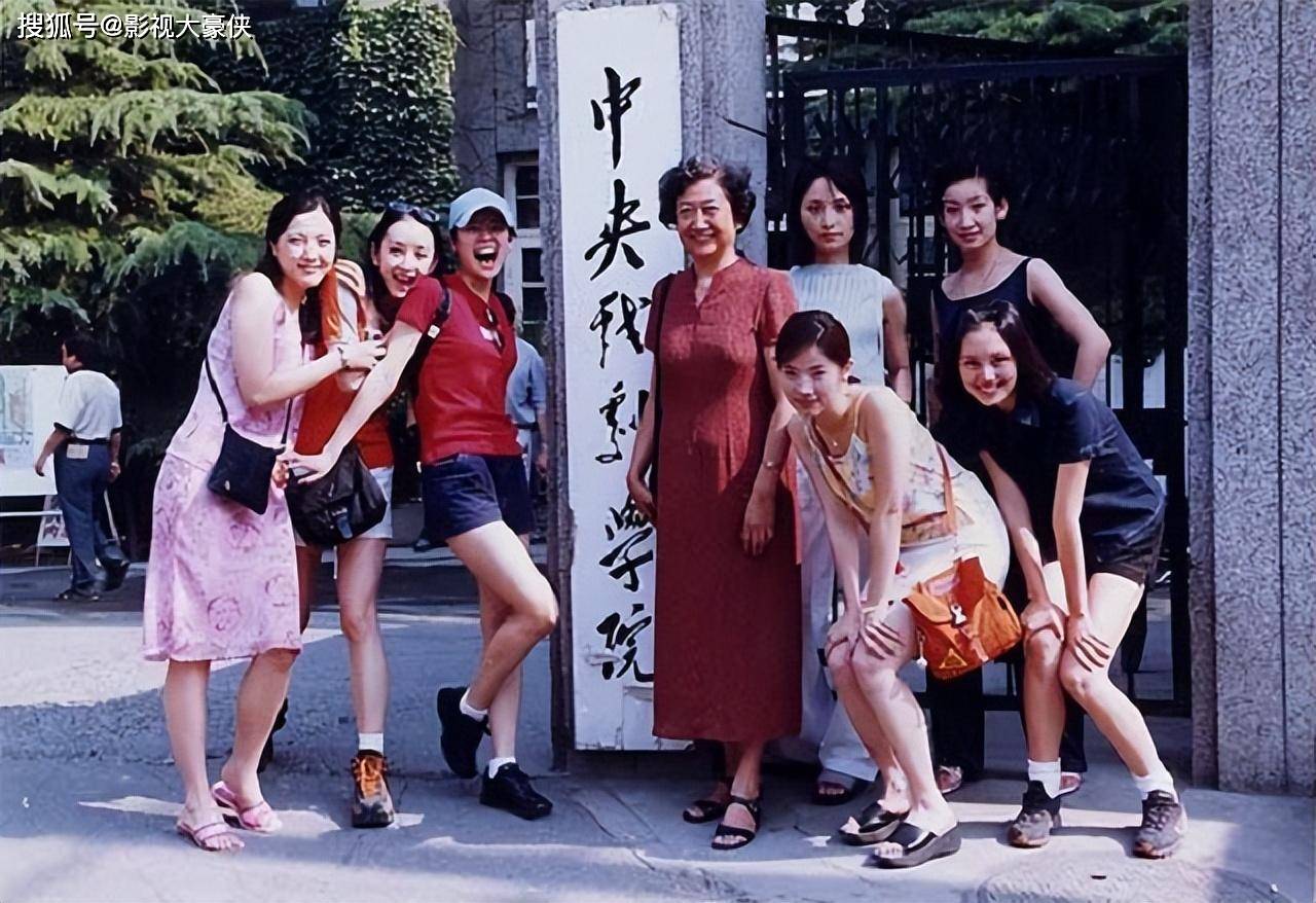 46岁袁泉素颜出镜接受央视采访，网友：听袁泉一席话，少吵十年架_夏雨_生活_爱情